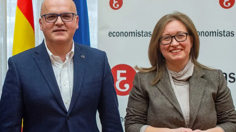 El presidente de la Diputaci&oacute;n de Ourense, Manuel Baltar, y la decana del Colegio de Economistas, Carmen Sampayo.