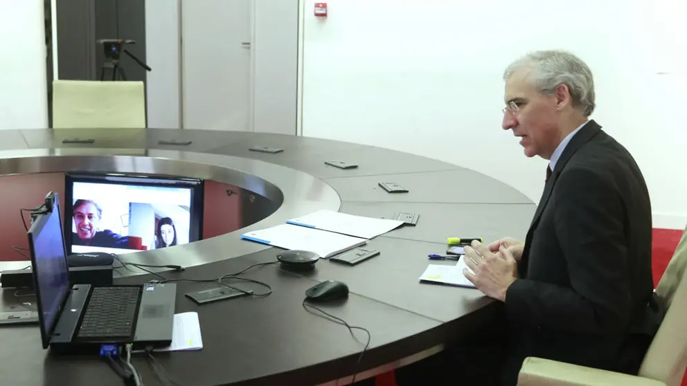 Videoconferencia de Francisco Conde con los responsables de la empresa Arlit.