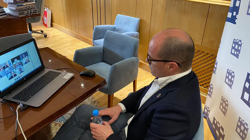 El secretario general de la CEL, Jaime L&oacute;pez, durante una videoconferencia con el vicepresidente de la Xunta y el conselleiro de Econom&iacute;a.