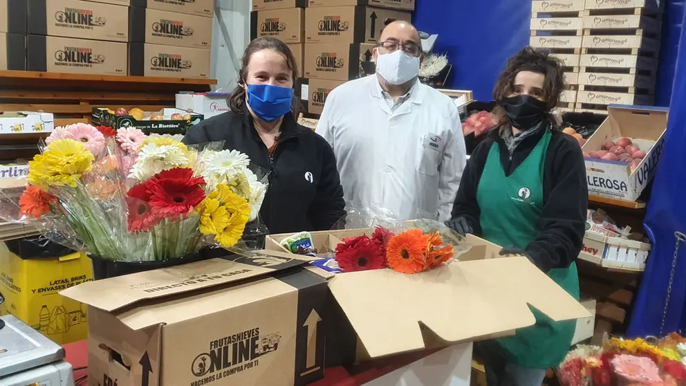 Frutas Nieves acompa&ntilde;a estos d&iacute;as con un ramo de flores sus entregas a domicilio de fruta y hortalizas a clientes.