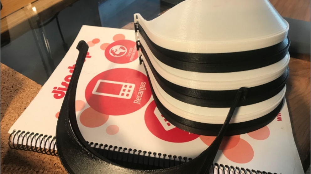 Disashop colabora en la fabricaci&oacute;n de protectores utilizando impresoras 3D.
