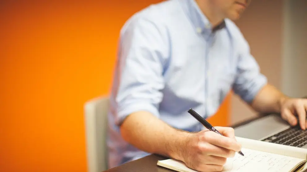 Profesionales del Colegio de Economistas de Ourense atender&aacute;n las consultas./StartupStockPhotos en Pixabay.