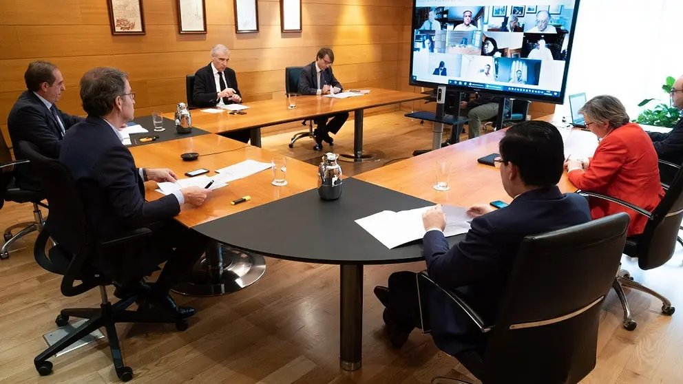 O presidente da Xunta, Alberto N&uacute;&ntilde;ez Feij&oacute;o, acompa&ntilde;ado polo conselleiro de Econom&iacute;a, Emprego e Industria, Francisco Conde, re&uacute;nese co Comit&eacute; de Expertos Econ&oacute;micos. Edificio Administratito de San Caetano, Santiago de Compostela, 04/05/20.