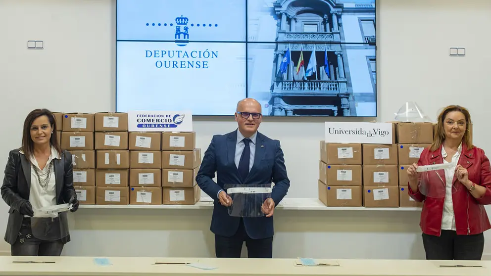 Beatriz G&oacute;mez, Manuel Baltar y Esther de Blas, durante la entrega de las pantallas./DUVI.