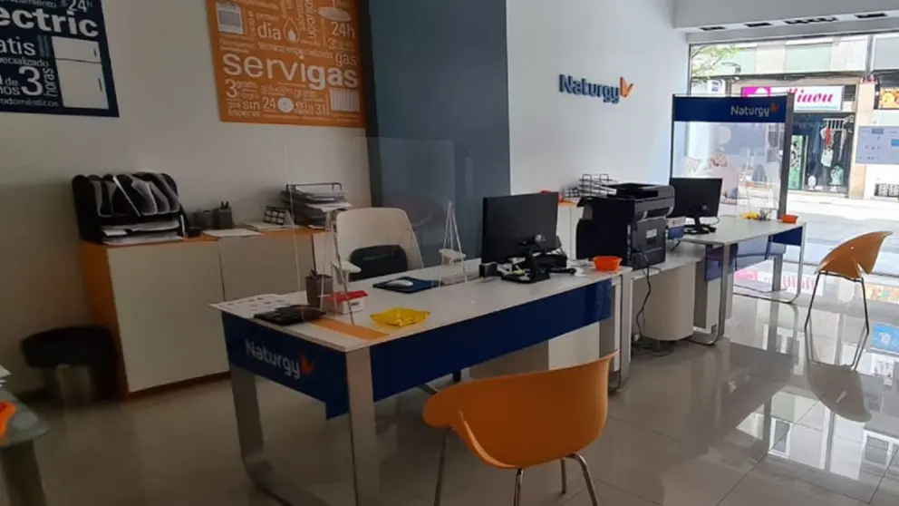Interior de uno de los centros de atenci&oacute;n al cliente de Naturgy.