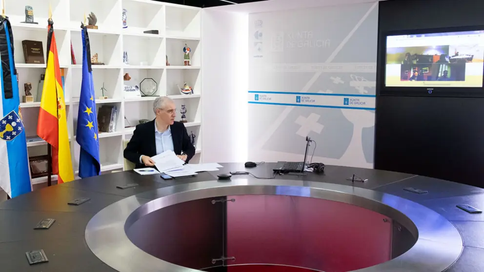 El conselleiro Francisco Conde, en la reuni&oacute;n por videoconferencia del Comit&eacute; de fabricaci&oacute;n de equipos sanitarios./X.CRESPO.