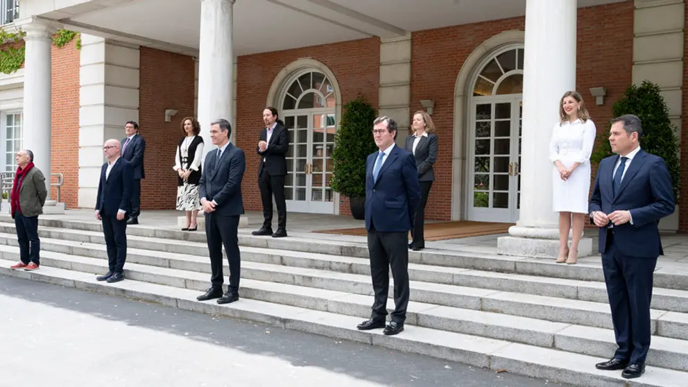 Los representantes de UGT, CCOO, CEOE y Cepyme, junto al presidente del Gobierno, y tras ellos varios ministros./POOL MONCLOA. B.PUIG DE LA BELLACASA.
