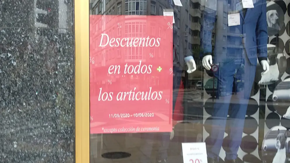 Un cartel de promociones en una tienda gallega reabierta en esta fase 1.