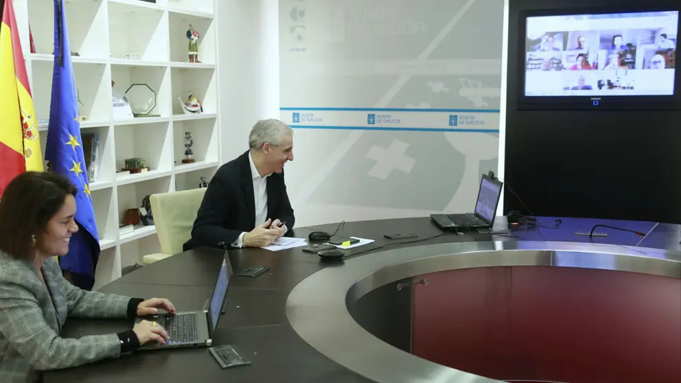 La directora de Gain, Patricia Argerey, junto al conselleiro de Econom&iacute;a, Francisco Conde, en la reuni&oacute;n con los representantes de los proyectos seleccionados.