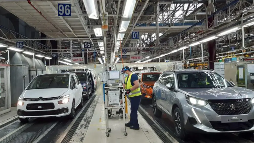 Trabajadores en una de las l&iacute;neas de producci&oacute;n de autom&oacute;viles de Bala&iacute;dos./PSA VIGO.