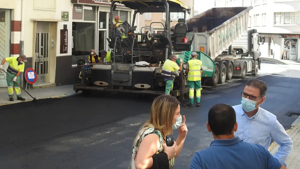 El alcalde de Ferrol, &Aacute;ngel Mato (der.) visitando las obras de renovaci&oacute;n de la calle Vel&aacute;zquez./WEB CONCELLO DE FERROL.