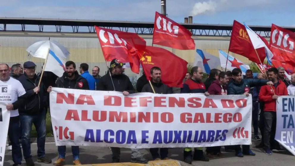 Concentraci&oacute;n de trabajadores de Alcoa San Cibrao./CIG.