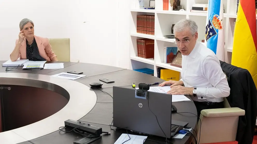 La secretaria xeral de Emprego, Covadonga Toca, y el conselleiro de Econom&iacute;a, Emprego e Industria, Francisco Conde./X.CRESPO.