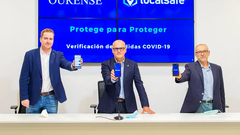 El presidente de la Diputaci&oacute;n de Ourense, Manuel Baltar (centro) junto a los directivos de Localsafe, Manuel Regueira y Primitivo