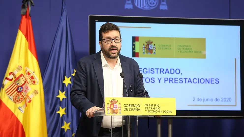 El secretario de Estado de Empleo y Econom&iacute;a Social, Joaqu&iacute;n P&eacute;rez, presentando los datos del paro en mayo.