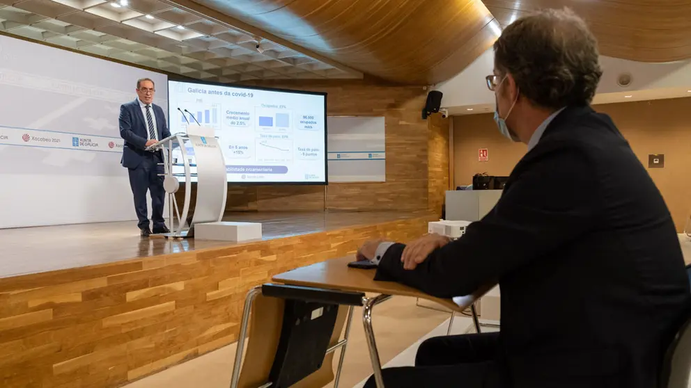 El presidente de la Xunta observa la intervenci&oacute;n del conselleiro de Facenda. /D.CABEZ&Oacute;N.