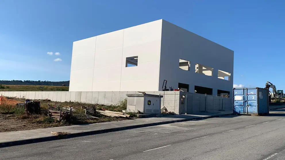Nave en construcci&oacute;n de Renobat Galicia en el parque empresarial de Rianxo.