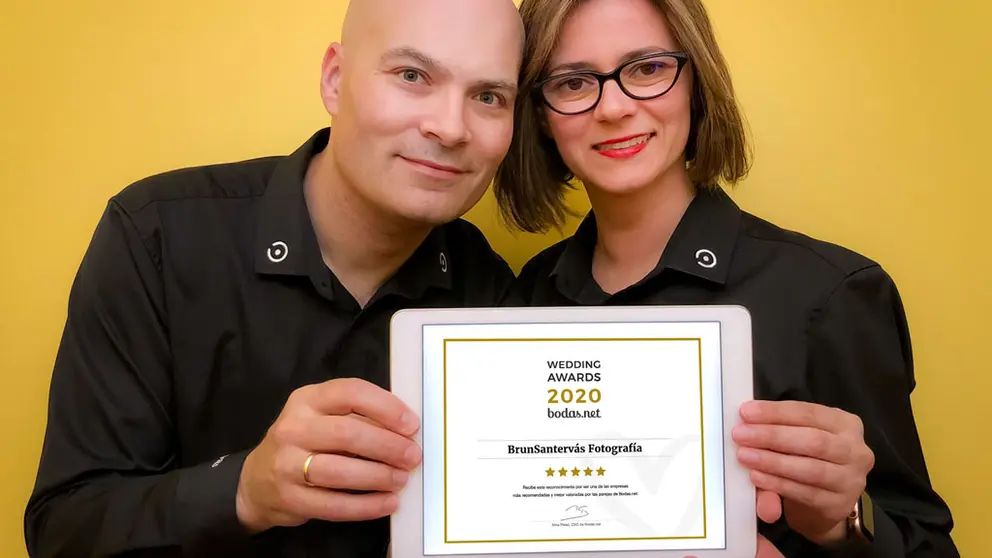 Responsables de BrunSanterv&aacute;s Fotograf&iacute;a con el diploma que acredita su Wedding&nbsp;Awards 2020./BRUNSANTERV&Aacute;S.