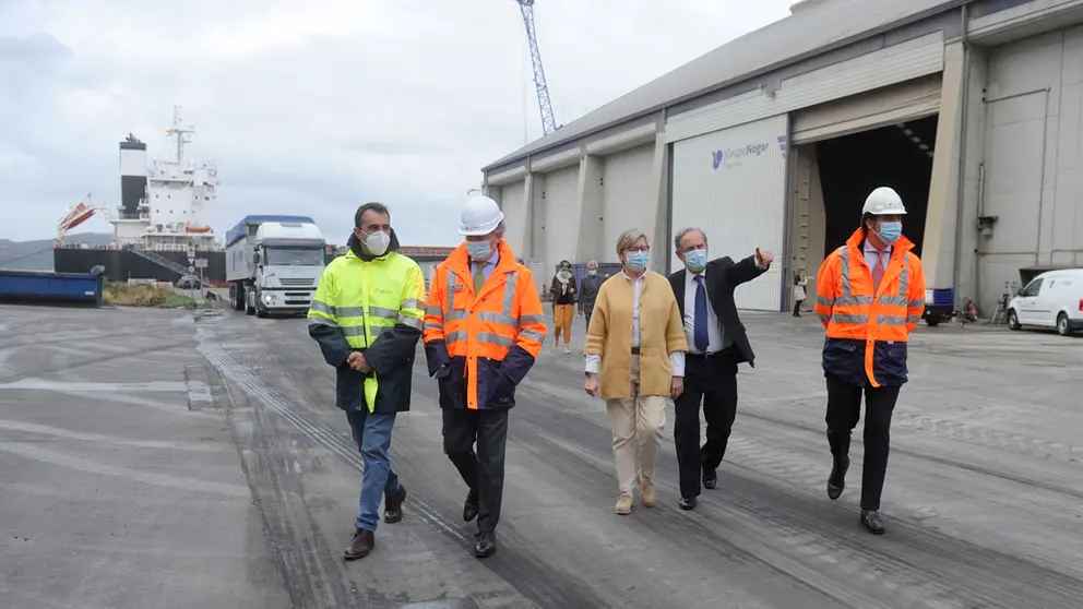 En el centro de la imagen, Rosa Quintana y Enrique Losada, en un momento de la visita al Puerto Exterior de A Coru&ntilde;a.