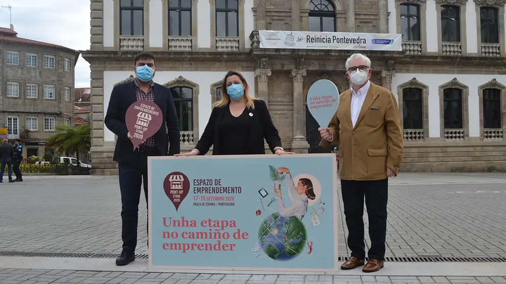 Gregorio Lu&iacute;s Ag&iacute;s, Yoya Blanco y Pedro Figueroa, con el cartel del Pont-Up Store 2020./DUVI.