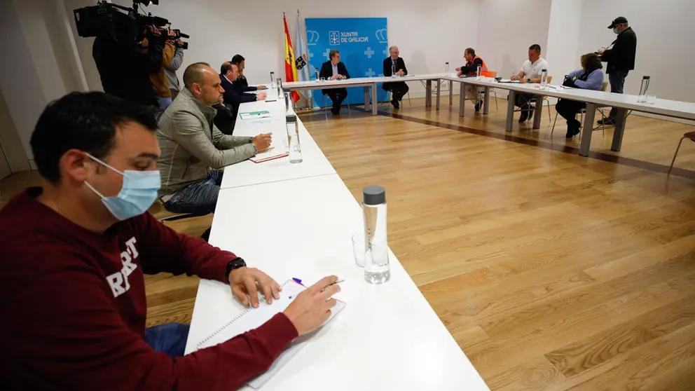 Reuni&oacute;n del presidente de la Xunta y el conselleiro de Industria con el comit&eacute; de empresa de Alcoa San Cibrao./A.VARELA.