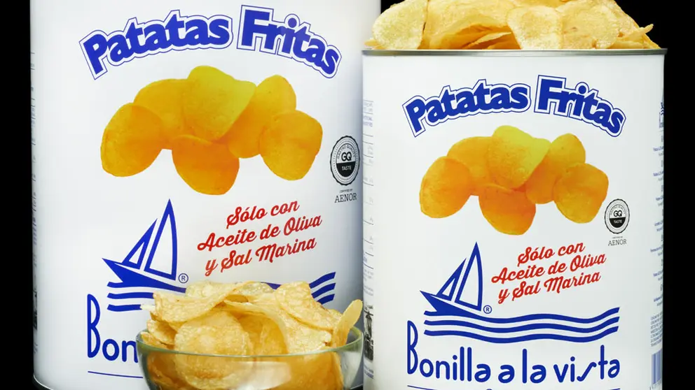 La lata grande de patatas fritas Bonilla a la vista y el nuevo formato m&aacute;s reducido.
