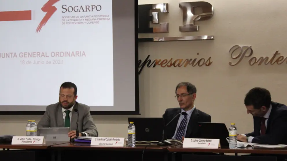 Artur Yuste (izq.) en la junta general de Sogarpo celebrada en la sede de la CEP en Vigo.