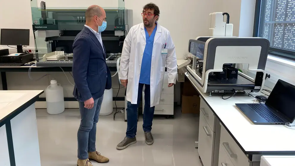El secretario de la CEL, Jaime L&oacute;pez, acompa&ntilde;ado del CEO del laboratorio ICM, Alfonso Alba.