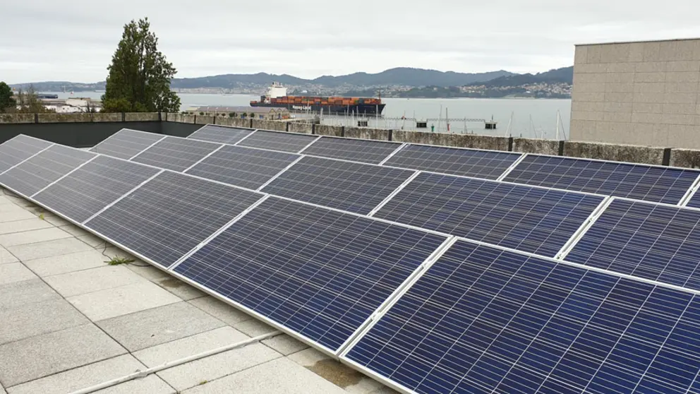 Placas solares instaladas en una de las edificaciones del Puerto de Vigo.