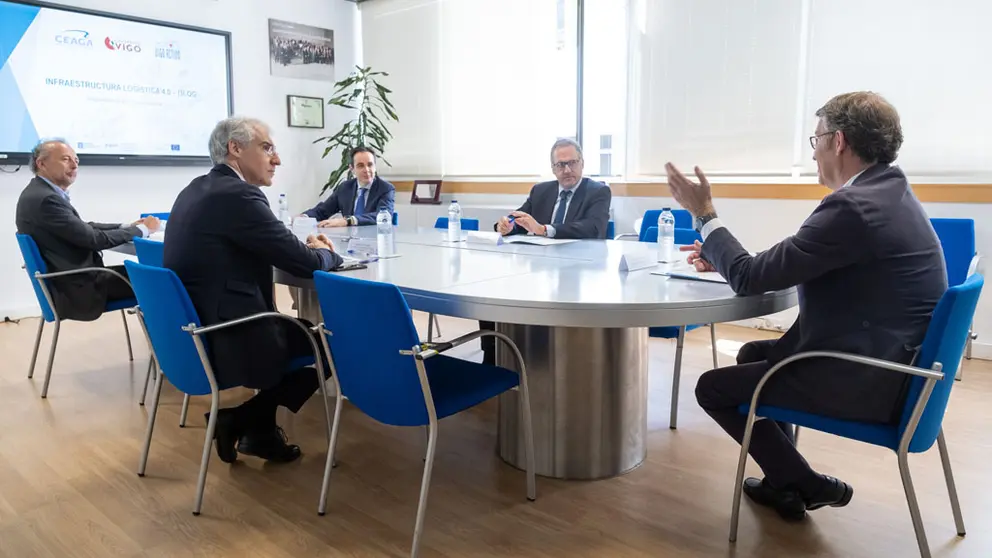 El conselleiro de Econom&iacute;a Francisco Conde y el presidente de la Xunta, Alberto N&uacute;&ntilde;ez Feij&oacute;o, con directivos de Ceaga.