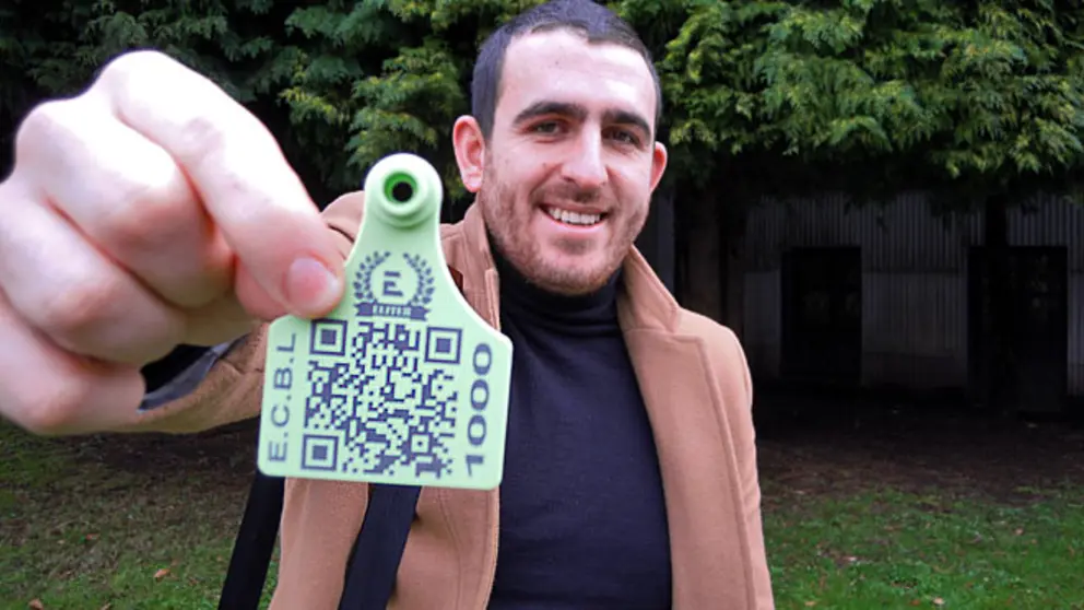 Elio L&oacute;pez, CEO de Innogando SL, con uno de los crotales con c&oacute;digo QR identificativo de los animales certificados.