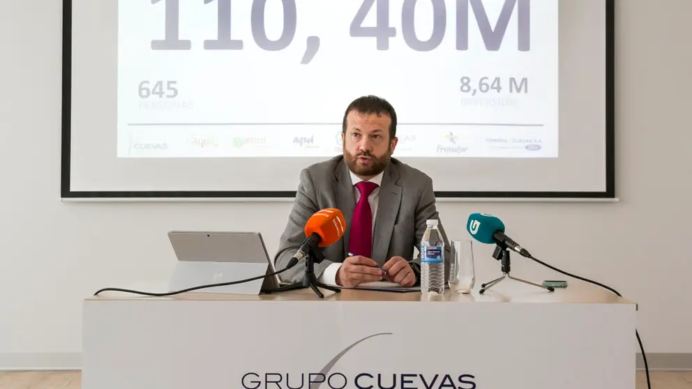 Artur Yuste, director general del Grupo Cuevas, en la futura sede social de la empresa en San Cibrao das Vi&ntilde;as.