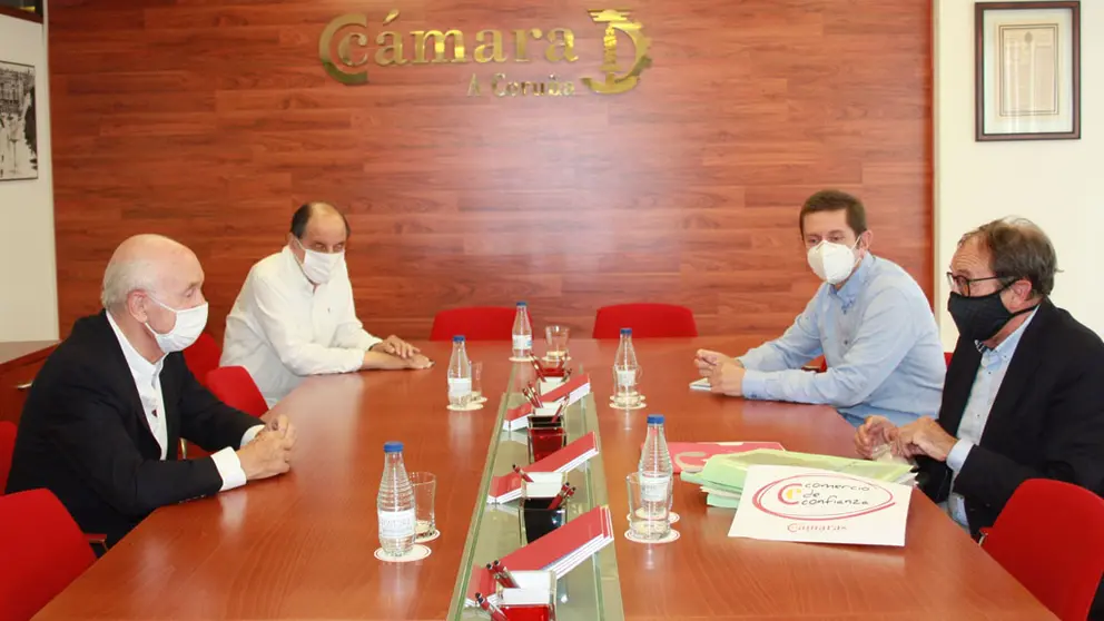Los representantes de la Confederaci&oacute;n de Empresarios de A Coru&ntilde;a, la Federaci&oacute;n Provincial de Comercio y la C&aacute;mara de A Coru&ntilde;a, en la reuni&oacute;n.