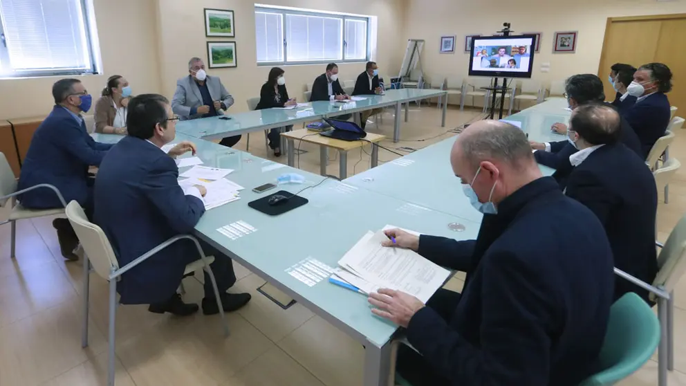 El director xeral de Enerx&iacute;a e Minas, &Aacute;ngel Bernardo Tahoces (izq.) en la reuni&oacute;n con reuni&oacute;n en la que participaron representantes de Faconauto, Anfac y concesionarios.