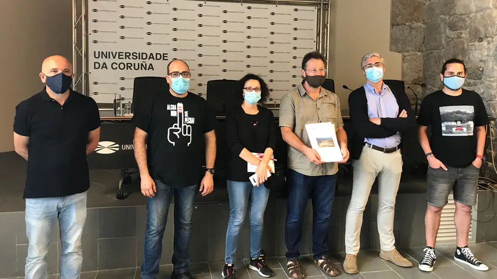 O secretario xeral da CIG, Paulo Carril (3&ordm; pola dereito) xunto ao profesor da UDC Carlos Aymerich (2&ordm; pola dereita) e outros representantes sindicais da CIG.