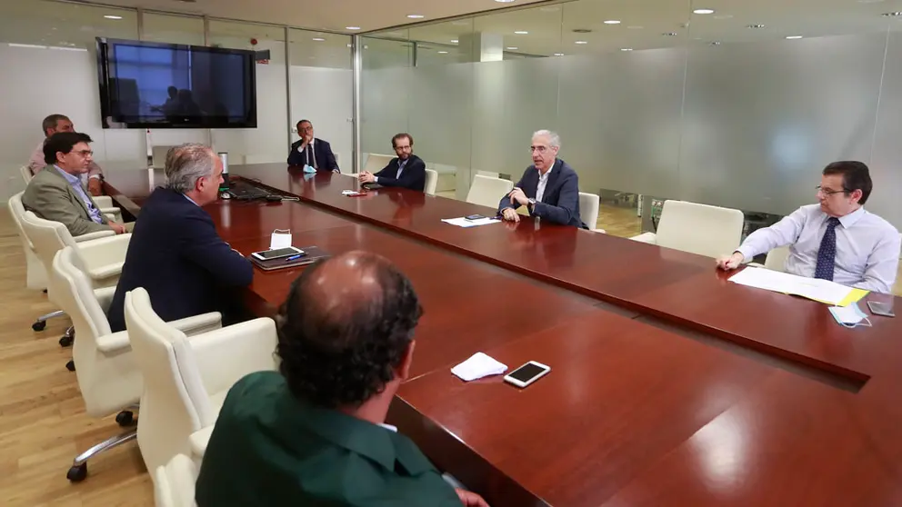 El conselleiro Francisco Conde en su reuni&oacute;n con representantes de los cl&uacute;steres. /C.PAZ.