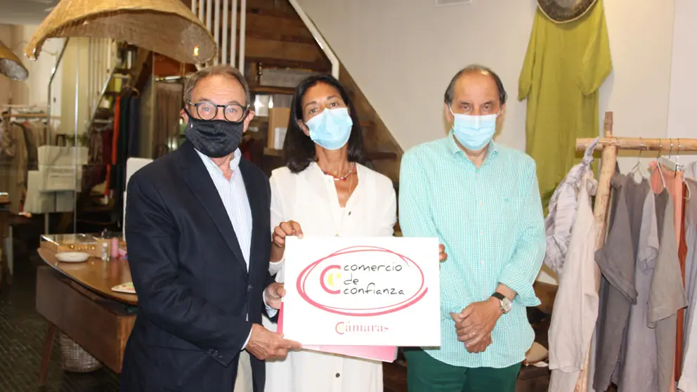 Gonzalo Ortiz, Nely L&oacute;pez-Cardalda y Miguel Agrogayor, con el sello "Comercio de confianza".