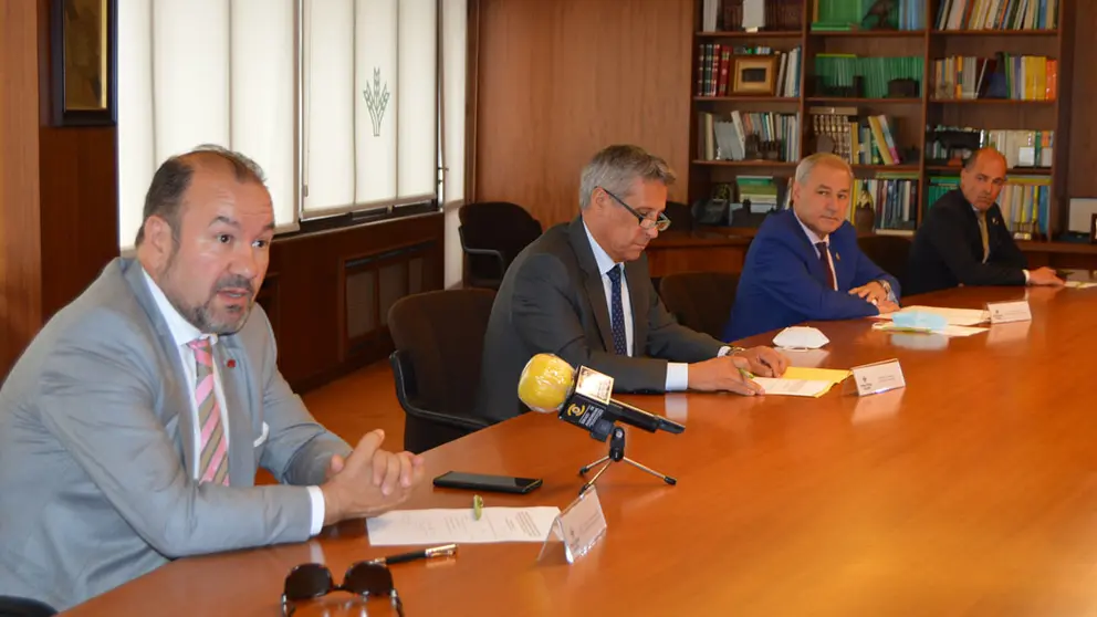Antonio L&oacute;pez, Manuel Varela, Jos&eacute; Tom&eacute; e Jaime L&oacute;pez na sinatura do convenio.