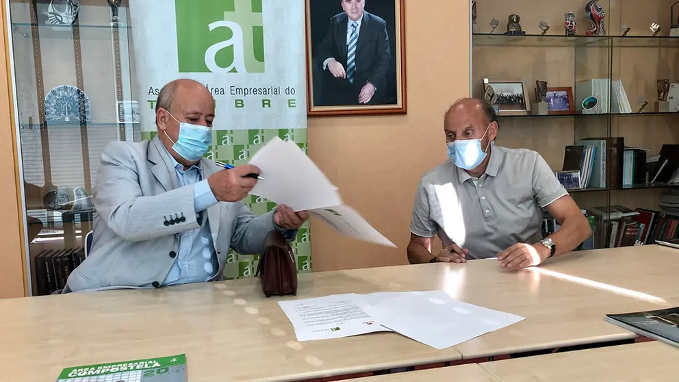 Jos&eacute; Fern&aacute;ndez Albor&eacute;s, e o director da organizaci&oacute;n asistencial, Luis Calvi&ntilde;o Pueyo.