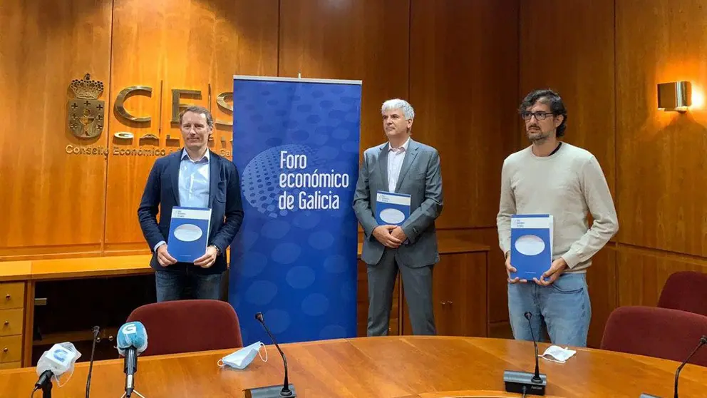 Los profesores y el director del Foro, Santiago Lago.
