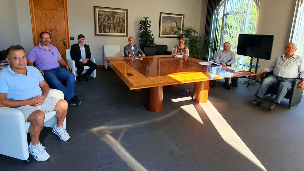 David Regades (centro) en su reun&oacute;n con la directiva de la Comunidad de Montes de Vincios.