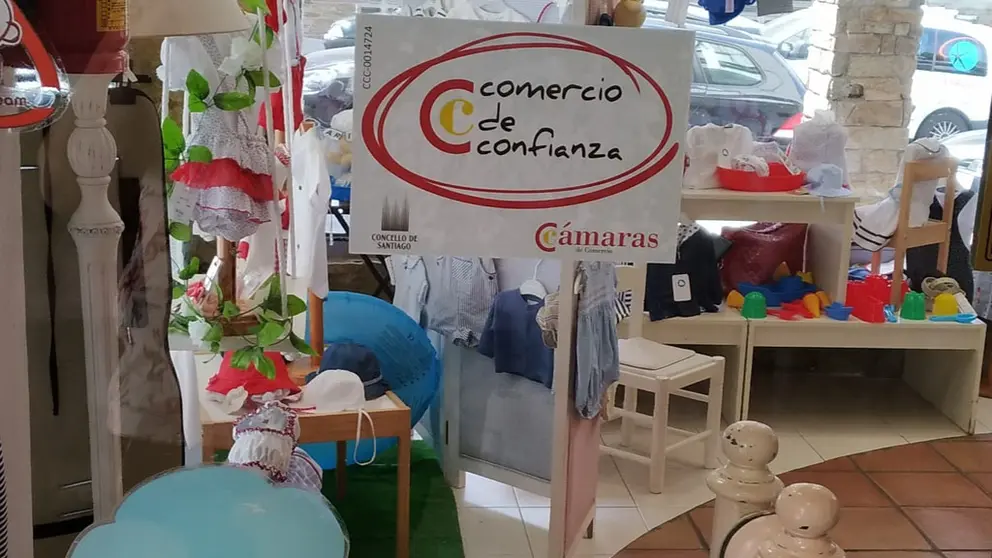Unha tenda santiaguesa que loce xa o selo "Comercio de Confianza".