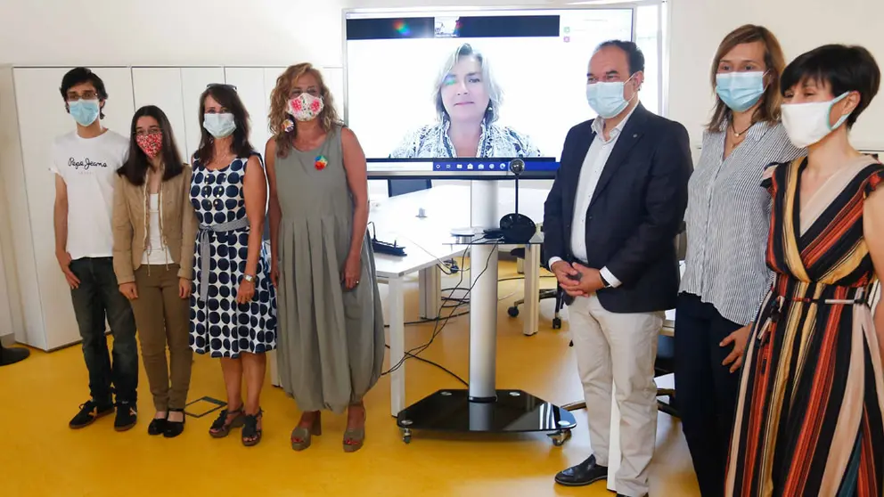 A presidenta da Deputaci&oacute;n de Pontevedra, Carmela Silva, e o alcalde de Lal&iacute;n, Xos&eacute; Crespo, no viveiro de empresas da localidade.