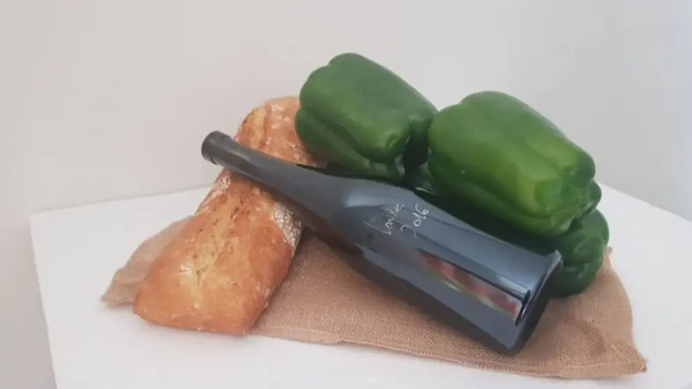 El crowfunding permite a los mecenas hacerse con un pack de vino, pimientos y pan.