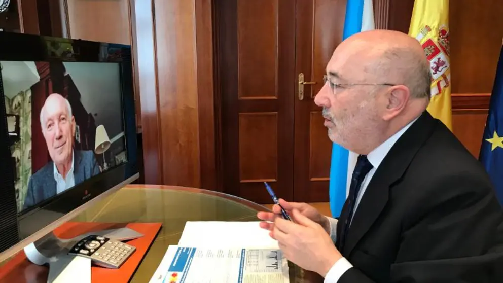 El delegado del Gobierno en Galicia, Javier Losada, en videoconferencia con los empresarios gallegos.