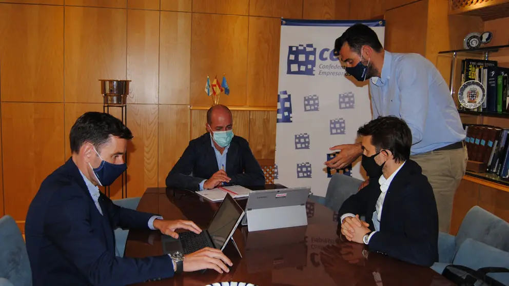 Representantes de la CEL y de la empresa Macrocopia.