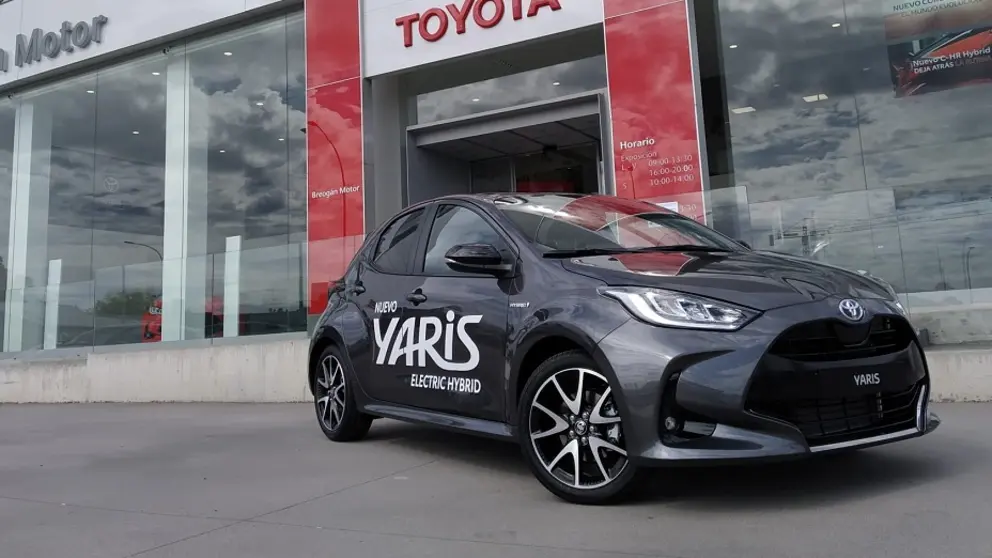Nuevo Toyota Yaris Electric Hybrid a las puertas de un concesionario Breog&aacute;n Motor.