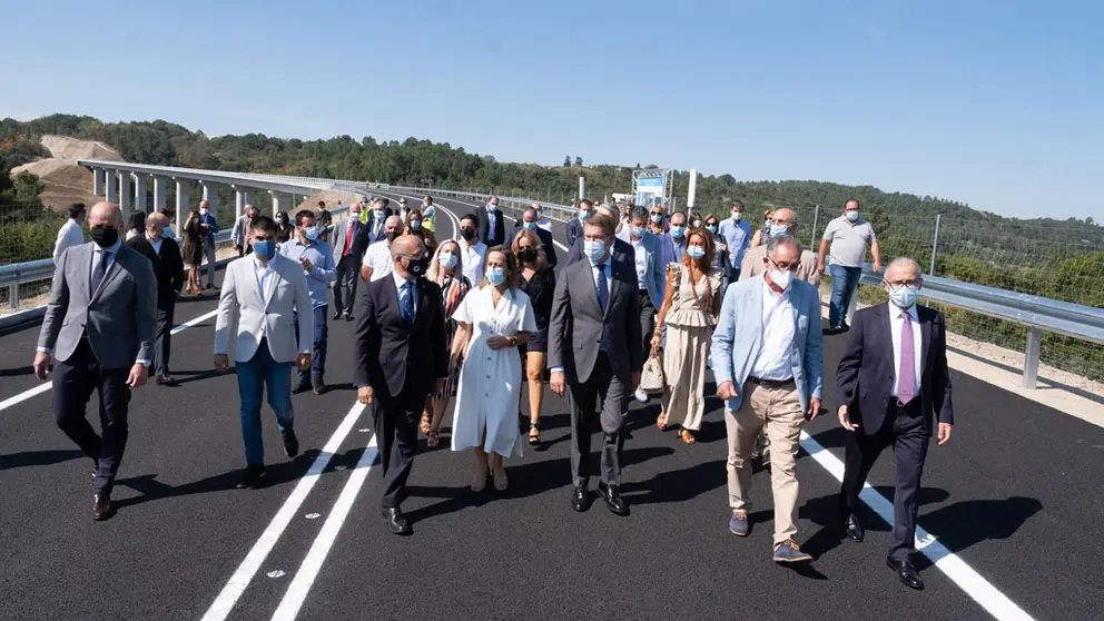 Las autoridades recorrierron parte de la nueva infraestructura viaria./D.CABEZ&Oacute;N.