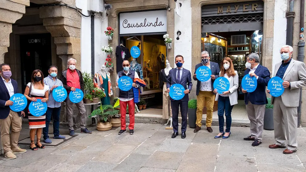 Presentaci&oacute;n da campa&ntilde;a "D&iacute;as Azuis do Comercio Galego", na que participou a directora xeral de Comercio e Consumo, Sol V&aacute;zquez (3&ordf; pola dereita)./X.CRESPO.