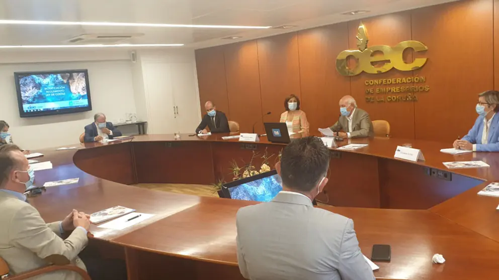 Reuni&oacute;n de representantes empresariales y las conselleiras &Aacute;ngeles V&aacute;zquez y Rosa Quintana en la sede de la CEC en A Coru&ntilde;a.